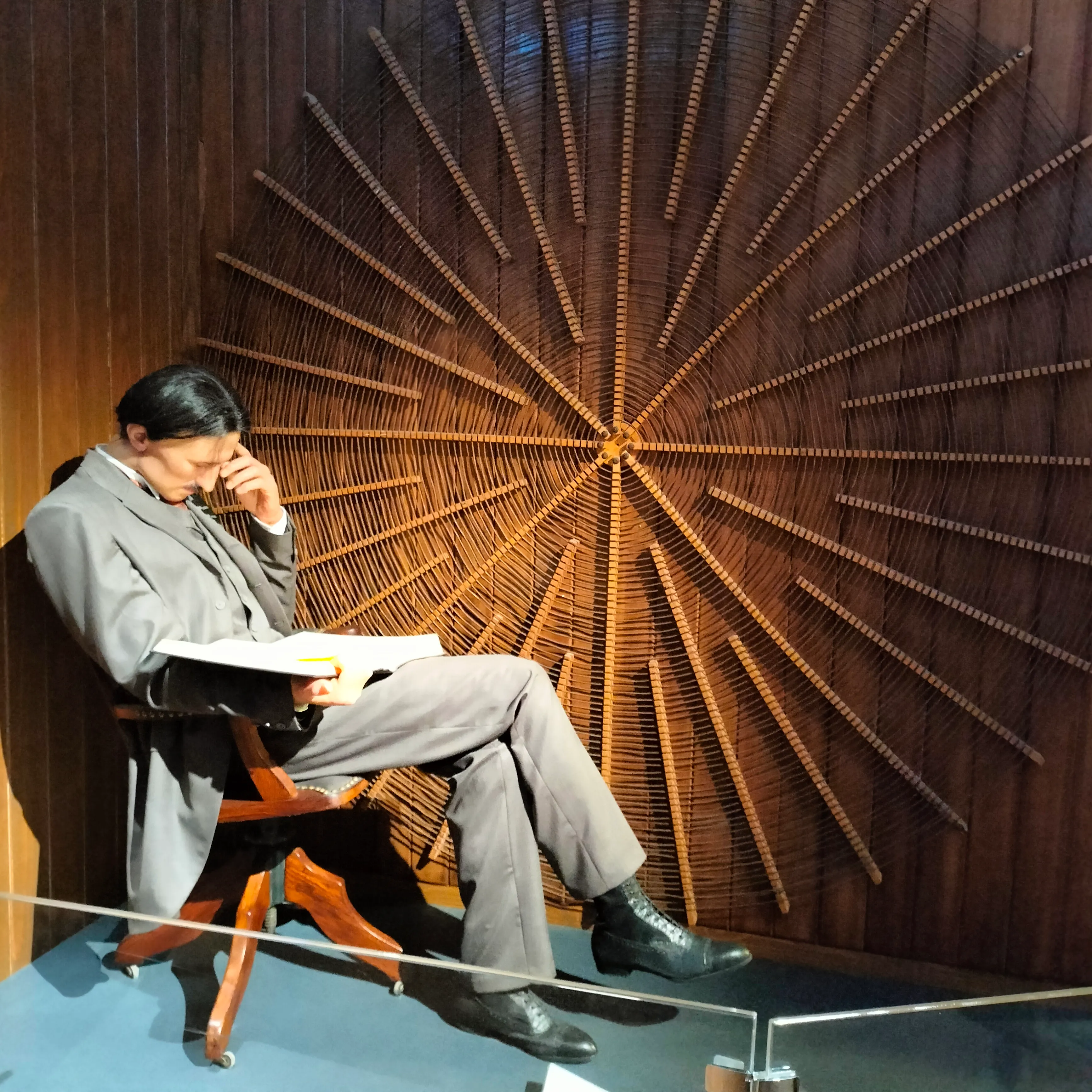 Экспонат Никола Тесла читает